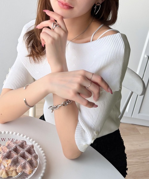 classicalelf(クラシカルエルフ)の「大人フェミニンな着こなし。オフショルリブニット(半袖)(Tシャツ/カットソー・レディース・グレイッシュベージュ/ブラック/オフホワイト/ブルー・X-LARGE/SMALL/MEDIUM/LARGE)」の13枚目の写真