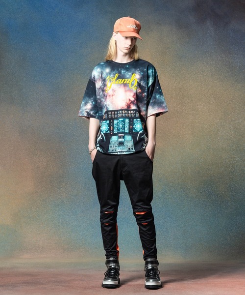 glamb(グラム)の「Cosmic Print T-Shirt / コズミックプリントTシャツ(Tシャツ/カットソー・メンズ・ブラック・S/M/L)」の3枚目の写真