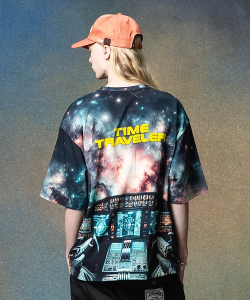 glamb(グラム)の「Cosmic Print T-Shirt / コズミックプリントTシャツ(Tシャツ/カットソー・メンズ・ブラック・S/M/L)」の2枚目の写真