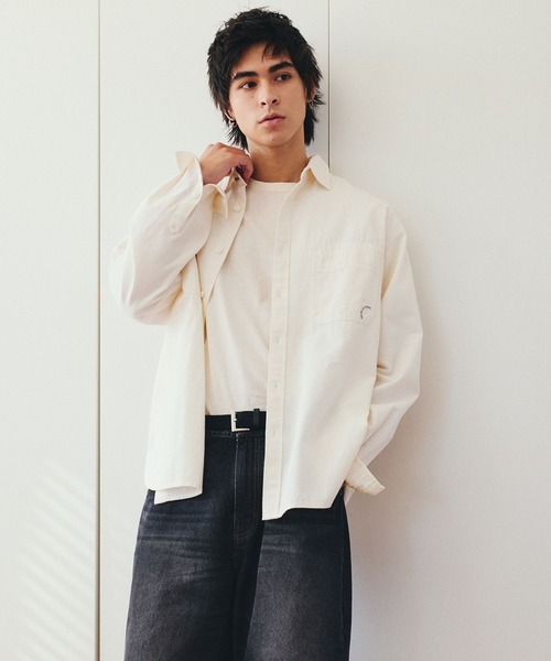 BAYFLOW（ベイフロー）の「スタンダードカラーシャツ[綿100％]（シャツ/ブラウス・メンズ・チャコールグレー/ホワイト/ブルー/イエロー・LARGE/MEDIUM）」の2枚目の写真