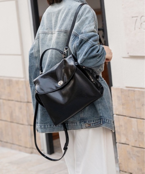 NiiNa(ニーナ)の「【 NiiNa / ニーナ 】高品質牛革 2way クラシック スクエアフォルム レザーリュック(バックパック/リュック・レディース・ダークブラウン/ブラック/レッド・FREE)」の1枚目の写真