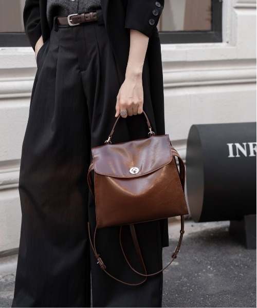 NiiNa(ニーナ)の「【 NiiNa / ニーナ 】高品質牛革 2way クラシック スクエアフォルム レザーリュック(バックパック/リュック・レディース・ダークブラウン/ブラック/レッド・FREE)」の10枚目の写真