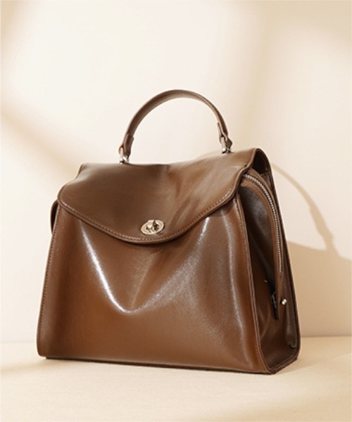 NiiNa(ニーナ)の「【 NiiNa / ニーナ 】高品質牛革 2way クラシック スクエアフォルム レザーリュック(バックパック/リュック・レディース・ダークブラウン/ブラック/レッド・FREE)」の16枚目の写真