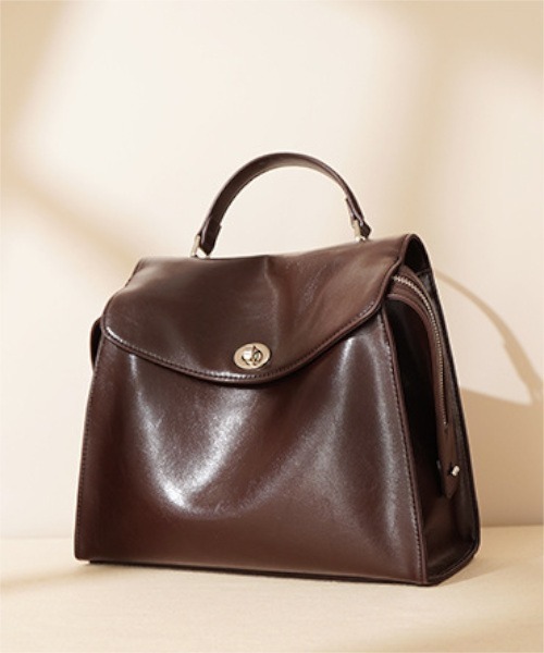 NiiNa(ニーナ)の「【 NiiNa / ニーナ 】高品質牛革 2way クラシック スクエアフォルム レザーリュック(バックパック/リュック・レディース・ダークブラウン/ブラック/レッド・FREE)」の17枚目の写真