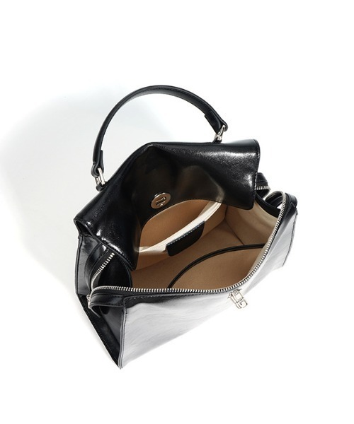 NiiNa(ニーナ)の「【 NiiNa / ニーナ 】高品質牛革 2way クラシック スクエアフォルム レザーリュック(バックパック/リュック・レディース・ダークブラウン/ブラック/レッド・FREE)」の19枚目の写真