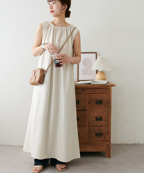 DISCOAT（ディスコート）の「【新色追加!/WEB限定】衿ギャザーノースリワンピース（ワンピース・レディース・ブラック/ホワイト系その他/レッド/ブラウン/グレイッシュベージュ・MEDIUM）」の2枚目の写真