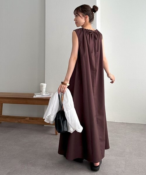 DISCOAT（ディスコート）の「【新色追加!/WEB限定】衿ギャザーノースリワンピース（ワンピース・レディース・ブラック/ホワイト系その他/レッド/ブラウン/グレイッシュベージュ・MEDIUM）」の9枚目の写真