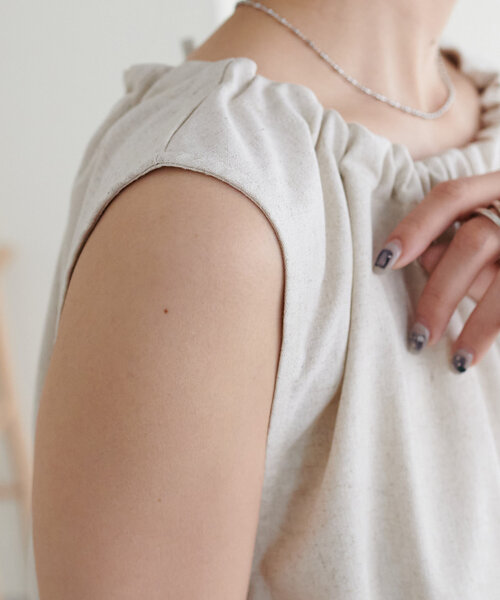 DISCOAT（ディスコート）の「【新色追加!/WEB限定】衿ギャザーノースリワンピース（ワンピース・レディース・ブラック/ホワイト系その他/レッド/ブラウン/グレイッシュベージュ・MEDIUM）」の13枚目の写真