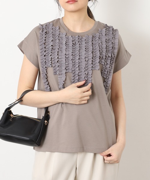 EGLANTINE(エグランティーヌ)の「EGLANTINE シフォンフリル付き半袖カットソー(Tシャツ/カットソー・レディース・ブラック/オフホワイト/ライトベージュ/レッド/グレー・40/38)」の3枚目の写真