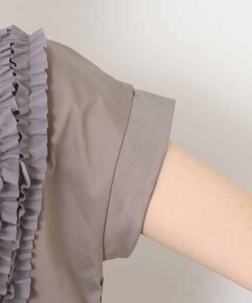 EGLANTINE(エグランティーヌ)の「EGLANTINE シフォンフリル付き半袖カットソー(Tシャツ/カットソー・レディース・ブラック/オフホワイト/ライトベージュ/レッド/グレー・40/38)」の7枚目の写真