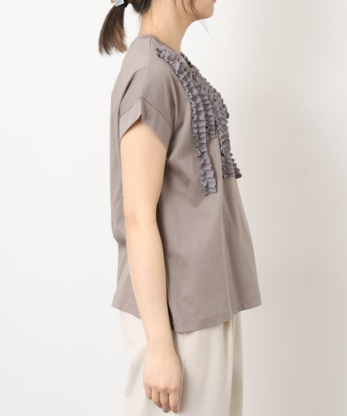 EGLANTINE(エグランティーヌ)の「EGLANTINE シフォンフリル付き半袖カットソー(Tシャツ/カットソー・レディース・ブラック/オフホワイト/ライトベージュ/レッド/グレー・40/38)」の11枚目の写真