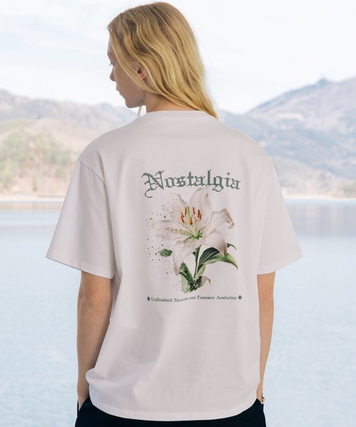 BLAYMORE（ブレイモア）の「【BLAYMORE】Nostalgia Back Graphic T / 花 コレクションTシャツ バックプリント（Tシャツ/カットソー・メンズ・ブラック/ホワイト・S/M）」の2枚目の写真