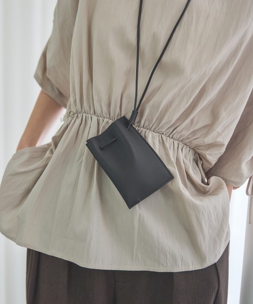 feepur（フェピュール）の「フェイクレザーネックポーチ（ポーチ・レディース・アイボリー/ブラック・FREE）」の10枚目の写真