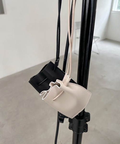 feepur（フェピュール）の「フェイクレザーネックポーチ（ポーチ・レディース・アイボリー/ブラック・FREE）」の18枚目の写真