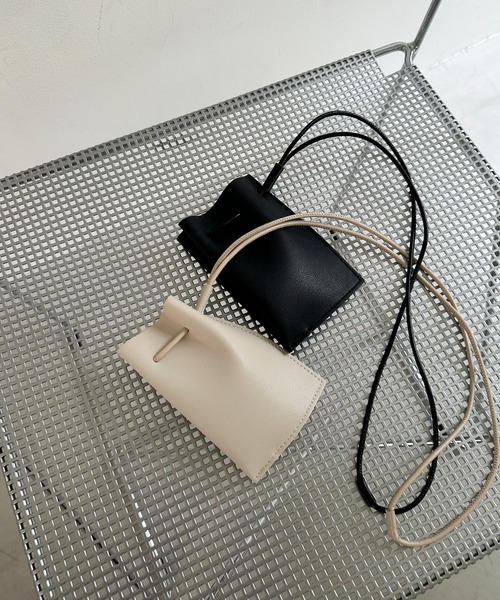 feepur（フェピュール）の「フェイクレザーネックポーチ（ポーチ・レディース・アイボリー/ブラック・FREE）」の3枚目の写真