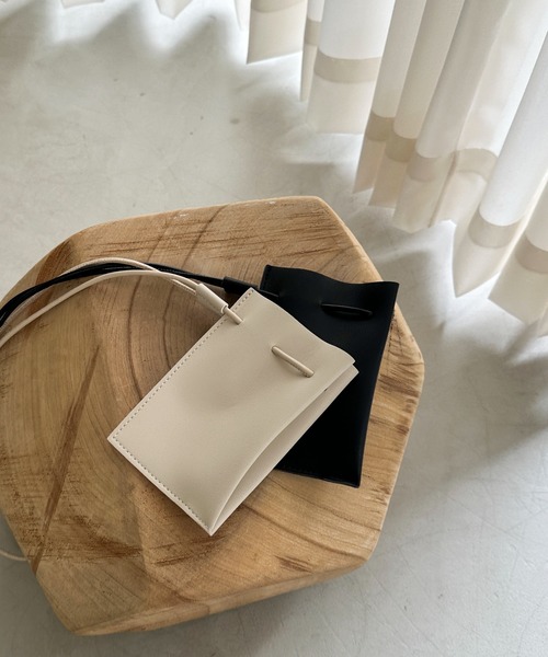 feepur（フェピュール）の「フェイクレザーネックポーチ（ポーチ・レディース・アイボリー/ブラック・FREE）」の4枚目の写真