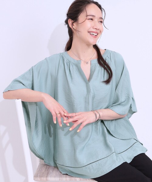 SHOO・LA・RUE(シューラルー)の「【洗える/ひんやり】涼しく体型カバー お袖フレア ドレープブラウス(シャツ/ブラウス・レディース・アイボリー/ブラック/オリーブ/イエロー系その他/チャコールグレー/グリーン系・01/02/03/04)」の5枚目の写真