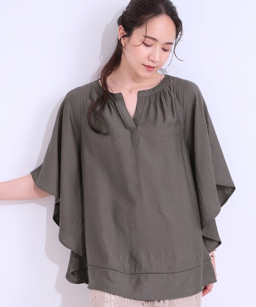 SHOO・LA・RUE(シューラルー)の「【洗える/ひんやり】涼しく体型カバー お袖フレア ドレープブラウス(シャツ/ブラウス・レディース・アイボリー/ブラック/オリーブ/イエロー系その他/チャコールグレー/グリーン系・01/02/03/04)」の1枚目の写真