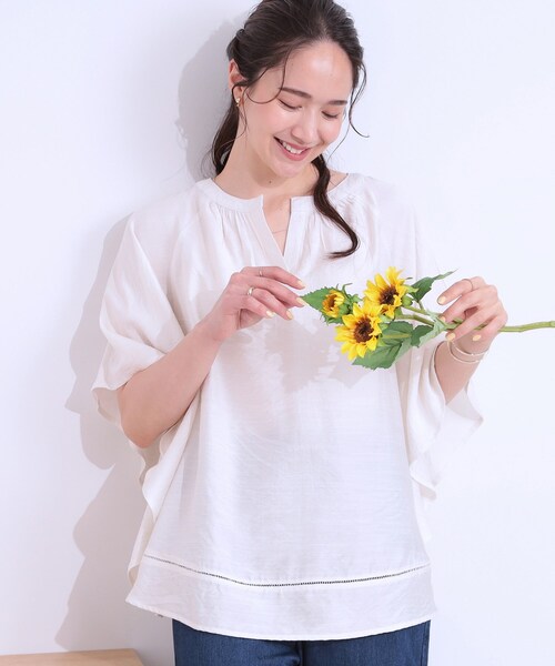 SHOO・LA・RUE(シューラルー)の「【洗える/ひんやり】涼しく体型カバー お袖フレア ドレープブラウス(シャツ/ブラウス・レディース・アイボリー/ブラック/オリーブ/イエロー系その他/チャコールグレー/グリーン系・01/02/03/04)」の2枚目の写真