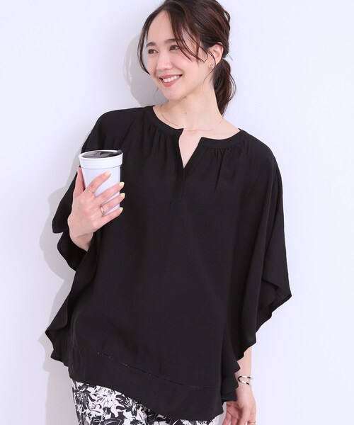 SHOO・LA・RUE(シューラルー)の「【洗える/ひんやり】涼しく体型カバー お袖フレア ドレープブラウス(シャツ/ブラウス・レディース・アイボリー/ブラック/オリーブ/イエロー系その他/チャコールグレー/グリーン系・01/02/03/04)」の3枚目の写真