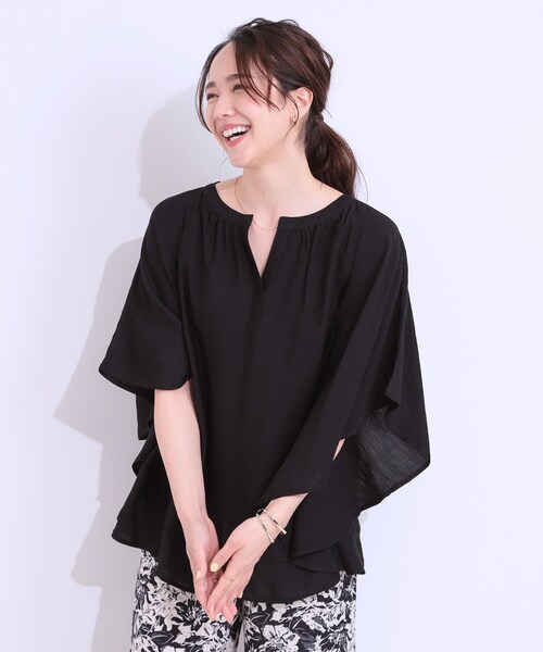 SHOO・LA・RUE(シューラルー)の「【洗える/ひんやり】涼しく体型カバー お袖フレア ドレープブラウス(シャツ/ブラウス・レディース・アイボリー/ブラック/オリーブ/イエロー系その他/チャコールグレー/グリーン系・01/02/03/04)」の7枚目の写真