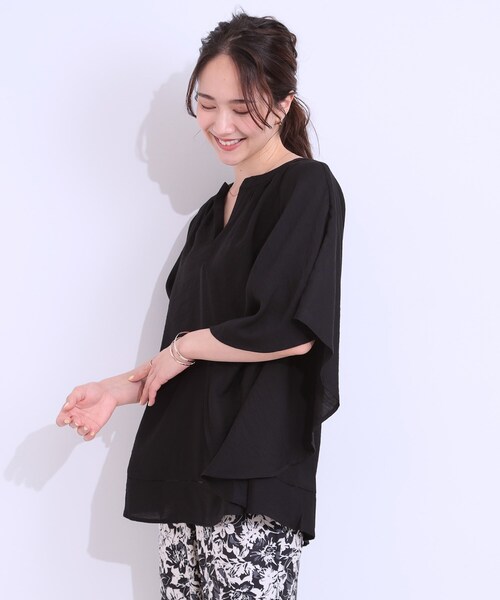 SHOO・LA・RUE(シューラルー)の「【洗える/ひんやり】涼しく体型カバー お袖フレア ドレープブラウス(シャツ/ブラウス・レディース・アイボリー/ブラック/オリーブ/イエロー系その他/チャコールグレー/グリーン系・01/02/03/04)」の8枚目の写真