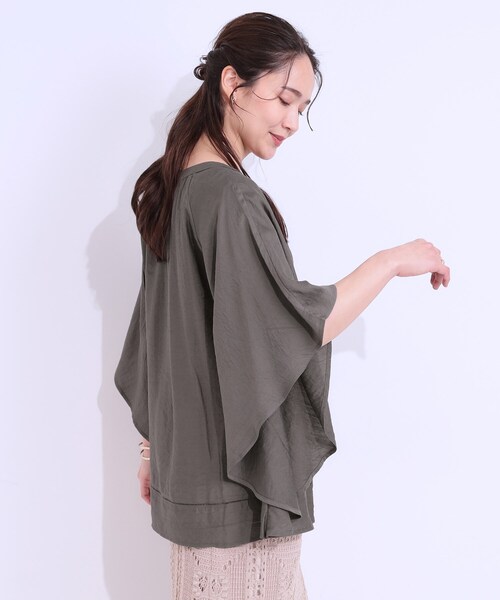 SHOO・LA・RUE(シューラルー)の「【洗える/ひんやり】涼しく体型カバー お袖フレア ドレープブラウス(シャツ/ブラウス・レディース・アイボリー/ブラック/オリーブ/イエロー系その他/チャコールグレー/グリーン系・01/02/03/04)」の12枚目の写真