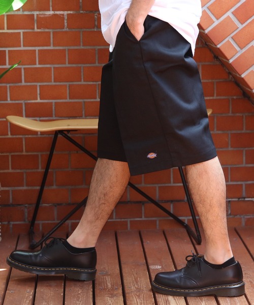 Dickies（ディッキーズ）の「Dickies 13インチポケットワークショーツ（チノパンツ・メンズ・ブラック/ホワイト/カーキ/モスグリーン/グリーン/ピンク/レッド/ブラウン/ブルー/オレンジ/イエロー/ネイビー/パープル/ベージュ/チャコールグレー・28inch/36inch/34inch/30inch/32inch）」の2枚目の写真