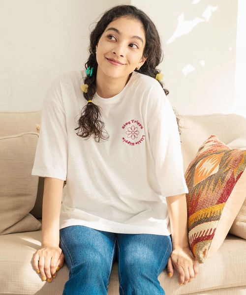 anap mimpi（アナップミンピ）の「ヒッピー メッセージ ロゴ プリント × フラワー 刺繍 Tシャツ（Tシャツ/カットソー・レディース・オフホワイト/ブラック/エメラルド・FREE）」の4枚目の写真