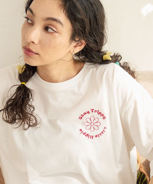 anap mimpi（アナップミンピ）の「ヒッピー メッセージ ロゴ プリント × フラワー 刺繍 Tシャツ（Tシャツ/カットソー・レディース・オフホワイト/ブラック/エメラルド・FREE）」の8枚目の写真