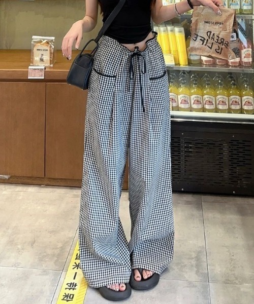 GEMEDA（ジェメダ）の「ウエストレース付きチェックワイドパンツ（その他パンツ・レディース・ネイビー/ブラック×ホワイト・M）」の2枚目の写真