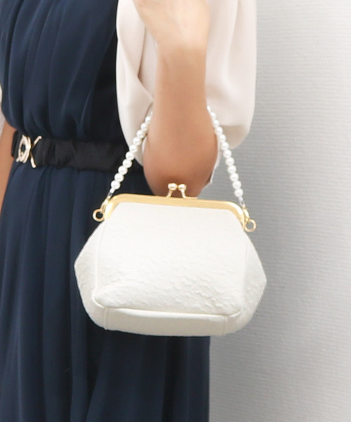 cache cache(カシュ カシュ)の「カシュカシュ cachecache / 2wayパールハンドル付きがま口パーティバッグ(ショルダーバッグ・レディース・ホワイト/ブラック・FREE)」の2枚目の写真
