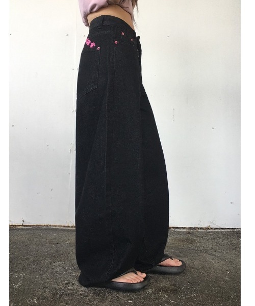 anyonemore(エニワンモア)の「ピンクレタリングバルーンワイド生デニムパンツ(デニムパンツ・レディース・ブラック・LARGE/MEDIUM/SMALL)」の2枚目の写真