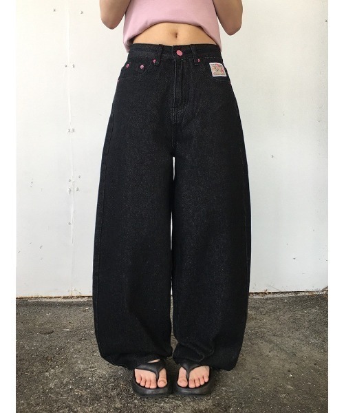 anyonemore(エニワンモア)の「ピンクレタリングバルーンワイド生デニムパンツ(デニムパンツ・レディース・ブラック・LARGE/MEDIUM/SMALL)」の3枚目の写真