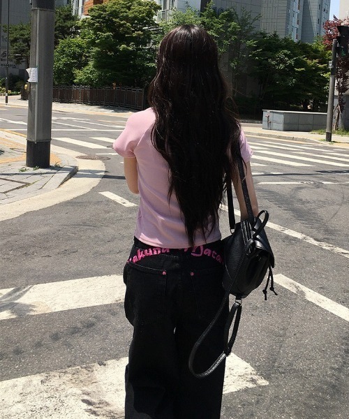 anyonemore(エニワンモア)の「ピンクレタリングバルーンワイド生デニムパンツ(デニムパンツ・レディース・ブラック・LARGE/MEDIUM/SMALL)」の4枚目の写真