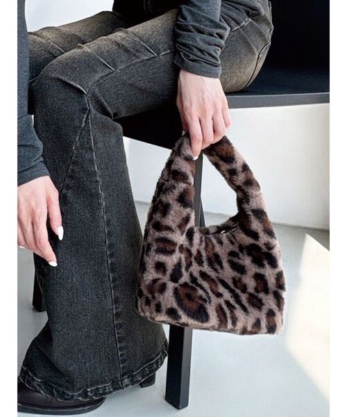 RESEXXY（リゼクシー）の「レオパードフェイクファーバッグ（ハンドバッグ・レディース・アイボリー/ブラウン・FREE）」の2枚目の写真