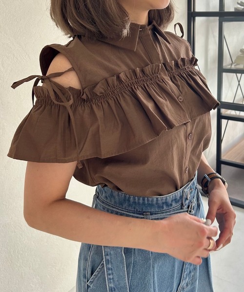 31 Sons de mode(トランテアン ソン ドゥ モード)の「2025秋冬新作 肩開きオフショルブラウス(シャツ/ブラウス・レディース・ブラウン/アイボリー/ブルー・フリ-)」の1枚目の写真