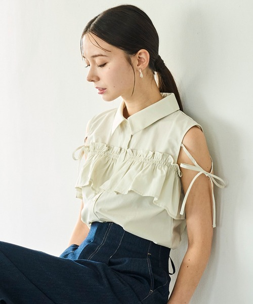 31 Sons de mode(トランテアン ソン ドゥ モード)の「2025秋冬新作 肩開きオフショルブラウス(シャツ/ブラウス・レディース・ブラウン/アイボリー/ブルー・フリ-)」の2枚目の写真