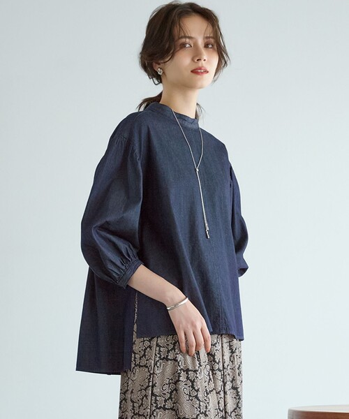 23区(ニジュウサンク)の「【SLOW/一部店舗限定】ライトオンス デニム バックリボン ブラウス(シャツ/ブラウス・レディース・ネイビー系/ダルブルー系・38)」の2枚目の写真