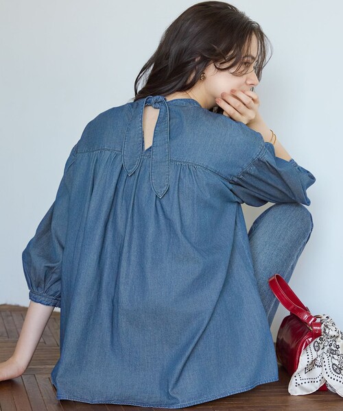 23区(ニジュウサンク)の「【SLOW/一部店舗限定】ライトオンス デニム バックリボン ブラウス(シャツ/ブラウス・レディース・ネイビー系/ダルブルー系・38)」の1枚目の写真