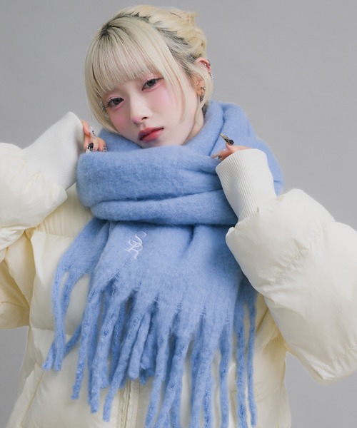 17HR（セブンティーンアワーズ）の「ロゴ刺繍マフラー（マフラー・レディース・オフホワイト/グレー/ブルー/ブラック×ホワイト/レッド・FREE）」の4枚目の写真