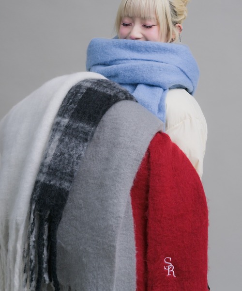 17HR（セブンティーンアワーズ）の「ロゴ刺繍マフラー（マフラー・レディース・オフホワイト/グレー/ブルー/ブラック×ホワイト/レッド・FREE）」の6枚目の写真