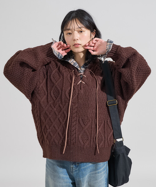 FREAK'S STORE（フリークスストア）の「2way リメイク風 ケーブル レースアップ ニットプルオーバー/バックリボン ビッグシルエットニット（ニット/セーター・レディース・ネイビー/ブラウン/オフホワイト・ﾌﾘ-）」の9枚目の写真