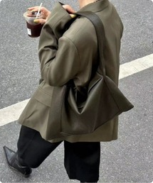 I.O.E（アイオイ）の「モダンシェイプレザーバッグシリーズ（ブラック／シルバー／カーキ）（トートバッグ）」