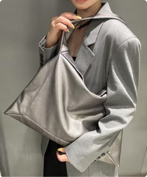 I.O.E(アイオイ)の「モダンシェイプレザーバッグシリーズ(ブラック/シルバー/カーキ)(トートバッグ・レディース・シルバー/カーキ/ブラック・FREE)」の3枚目の写真