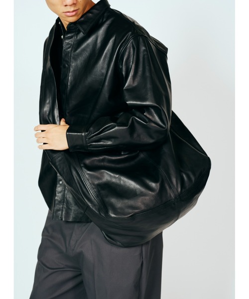 bukht(ブフト)の「BUKHT ブフト / LEATHER NEWS PAPER BAG LARGE(ショルダーバッグ・メンズ・ブラック・FREE)」の2枚目の写真
