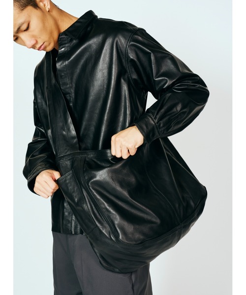 bukht(ブフト)の「BUKHT ブフト / LEATHER NEWS PAPER BAG LARGE(ショルダーバッグ・メンズ・ブラック・FREE)」の3枚目の写真