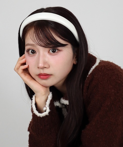 ammy.(エイミードット)の「【 ammy. / エイミードット 】 グロッシー クラシック フェイクレザー カチューシャ(カチューシャ・レディース・ホワイト/ブラウン/レッド/ブラック・FREE)」の2枚目の写真