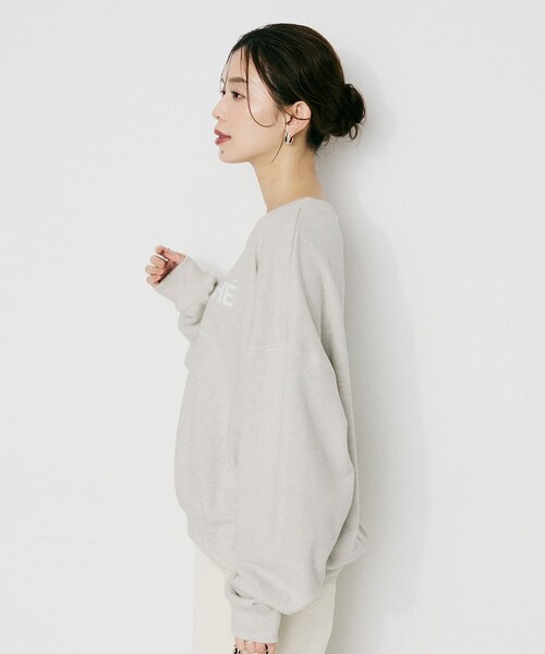 UNTITLED(アンタイトル)の「【CHIGNON】別注ロゴスウェット(スウェット・レディース・ベージュ/ネイビー/ダークブラウン・02)」の6枚目の写真