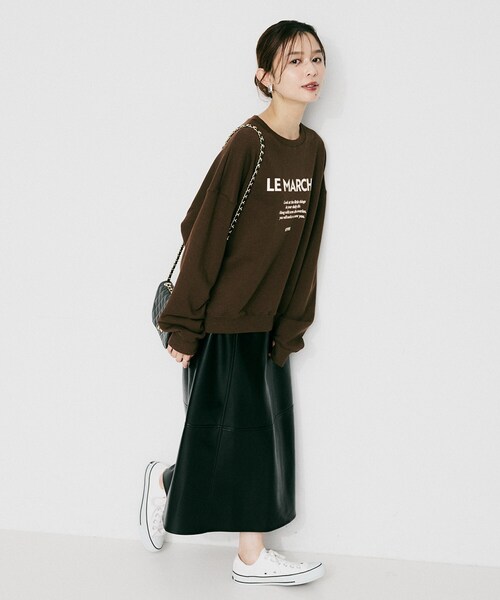 UNTITLED(アンタイトル)の「【CHIGNON】別注ロゴスウェット(スウェット・レディース・ベージュ/ネイビー/ダークブラウン・02)」の15枚目の写真